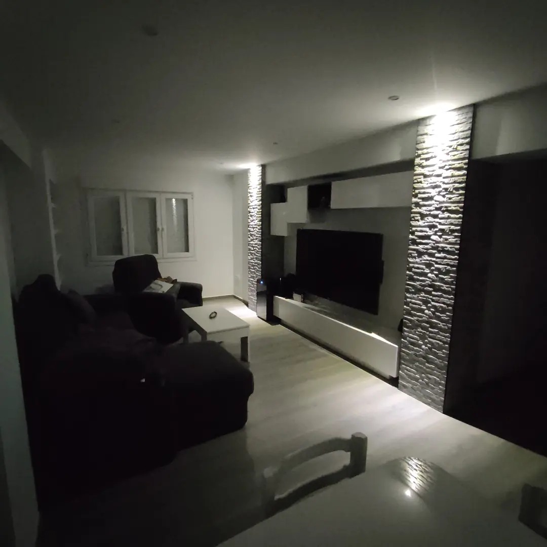 Salón elegante con acabados premium